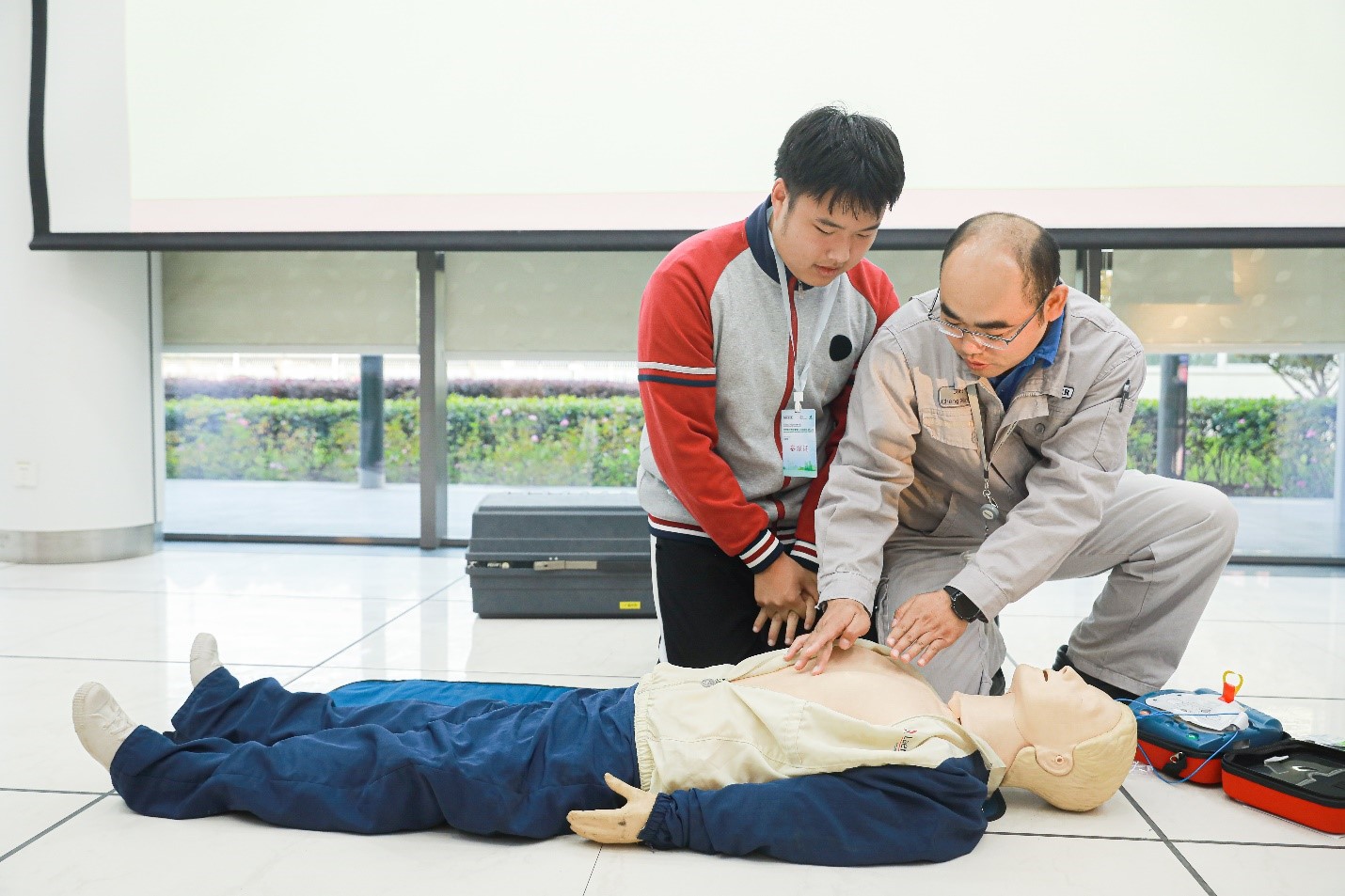一位参观的学生在瓦克张家港基地员工的指导下学习使用自动体外除颤器。（图片：瓦克）.jpg