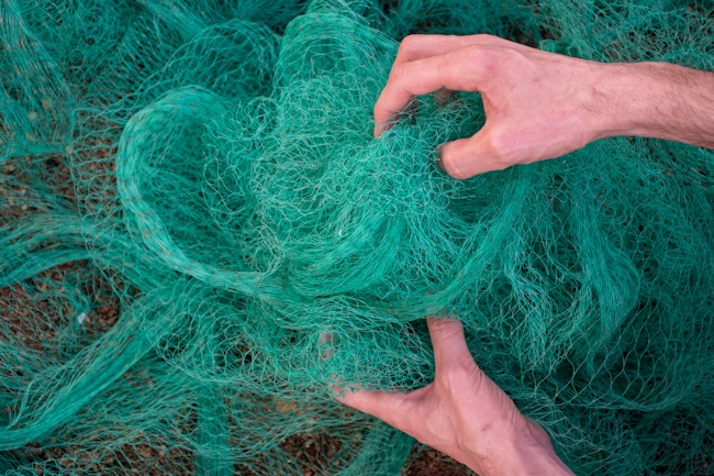 利安德巴赛尔采用渔网回收加工成再生塑料，可注塑成汽车零部件。（图片来自利安德巴赛尔）.jpeg