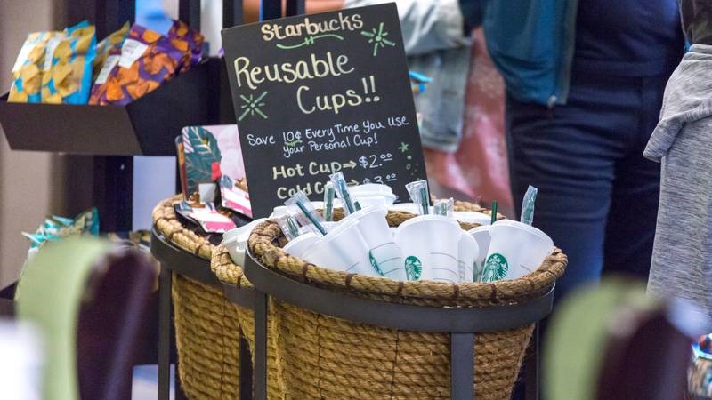 美国星巴克宣布减少包装浪费新政：顾客能自携杯购买咖啡.jpg