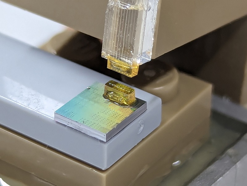 由廷德尔打造的连接器组件，将在2024 OFC展上展示SABIC材料解决方案如何利用成熟的光纤连接技术，帮助改进此类设计的光学元件集成。展会观众可以亲自查看组件，了解如何利用光学透明的EXTEM™树脂实现光学集成。.jpg