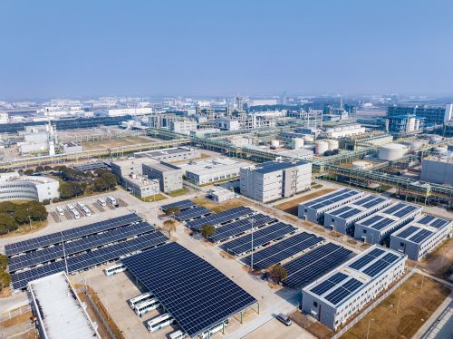 科思创上海基地启用大型光伏发电设施，聚氨酯应用助力绿色能源发展.jpg