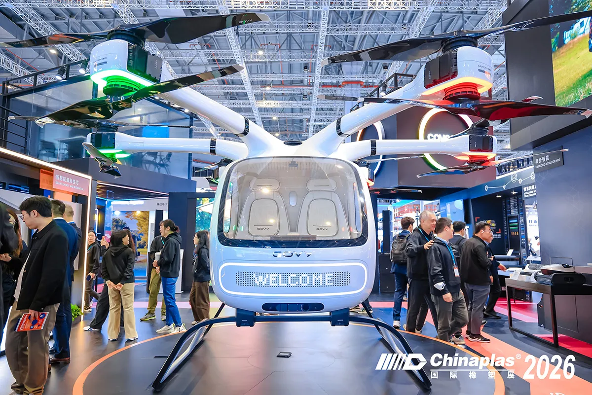 CHINAPLAS 2026 飞行汽车eVTOL展品亮相，吸引众多观众，展示轻量化材料与智能制造创新技术
