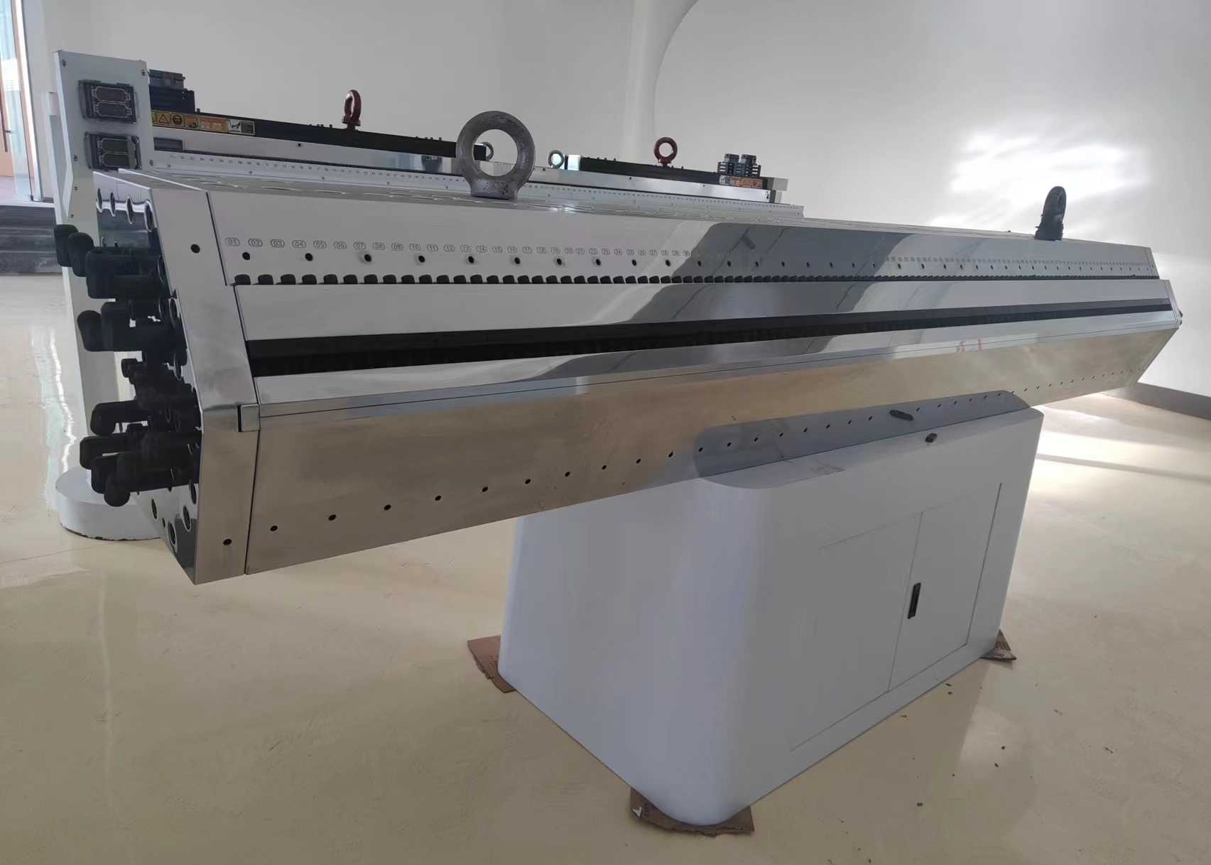Three-layer in-mold co-extrusion photovoltaic film die SliderImage