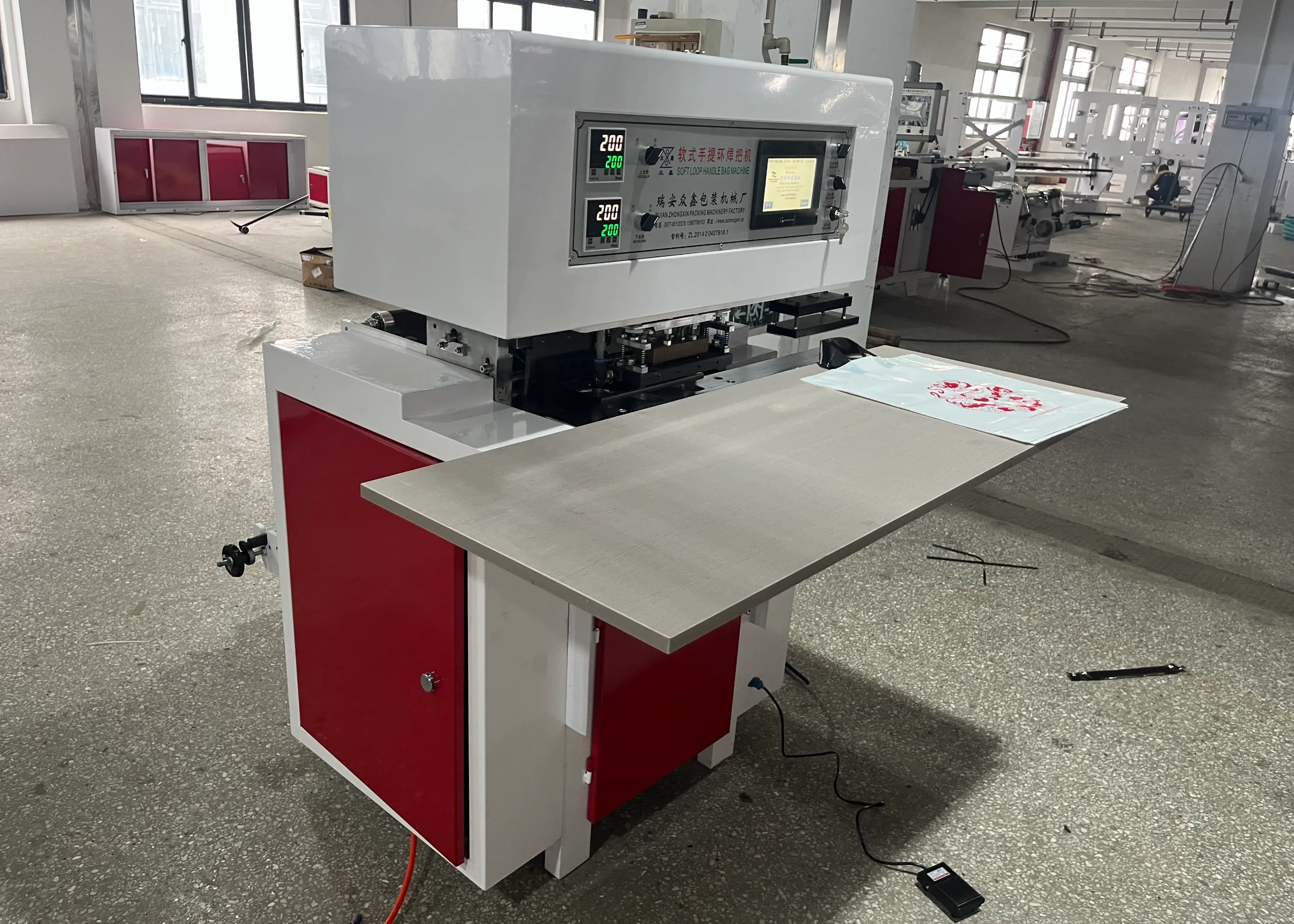 Semi-automatic soft loop handle welding machine SliderImage