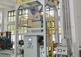 Fully automatic weighing and packaging machine