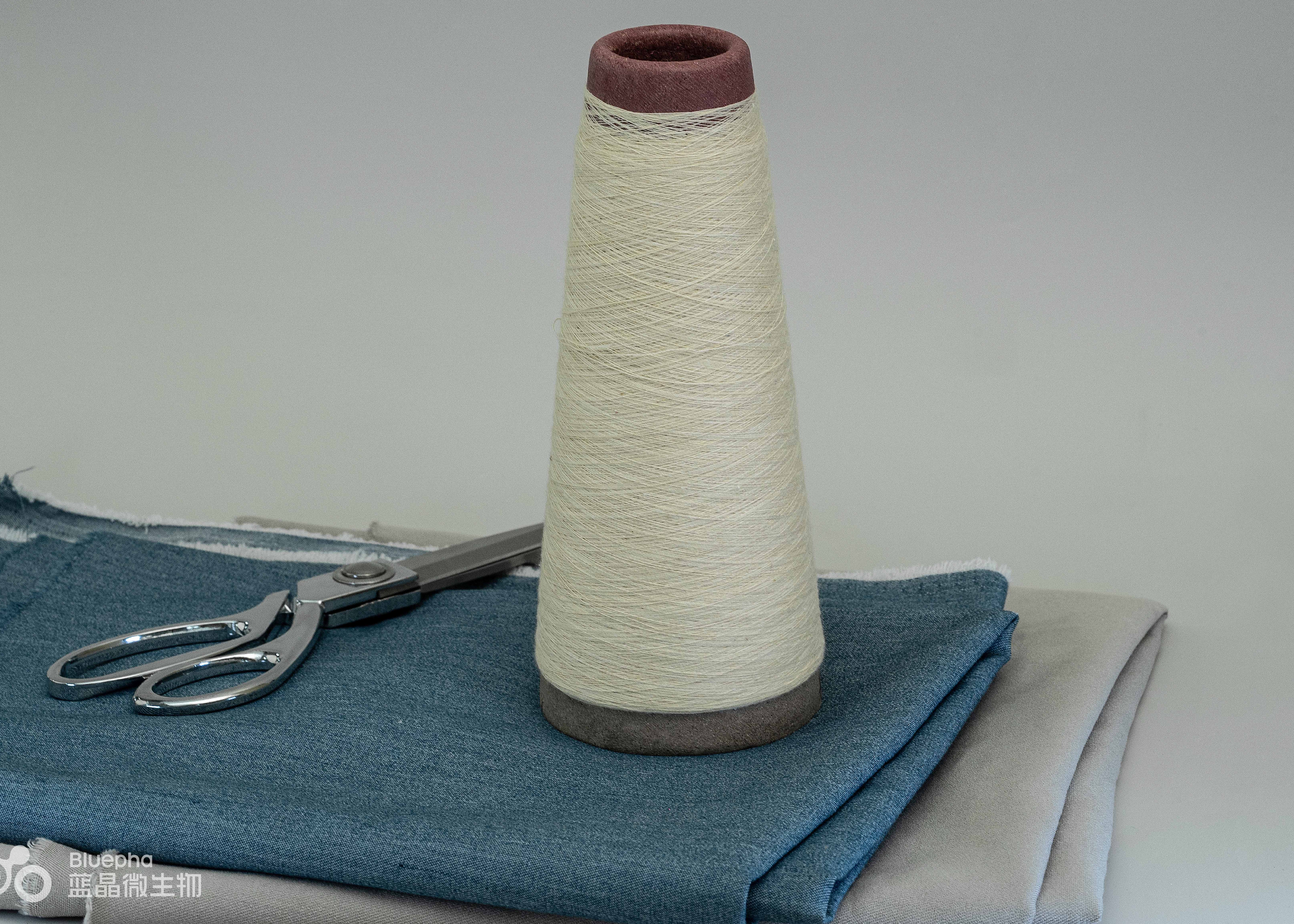 PHA纤维专用料 Staple fiber and yarn 环保纤维加工原材料 天然纺织面料 天然抗菌纺织纤维 全生物基纤维 可持续环保纤维 环保家纺制衣纤维纱线面料原料 运动休闲纱线纤维原料 SliderImage