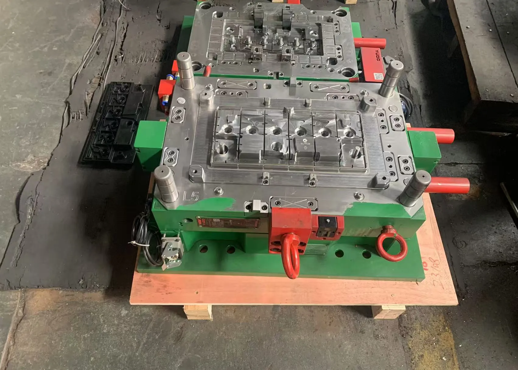 battery lid mould SliderImage