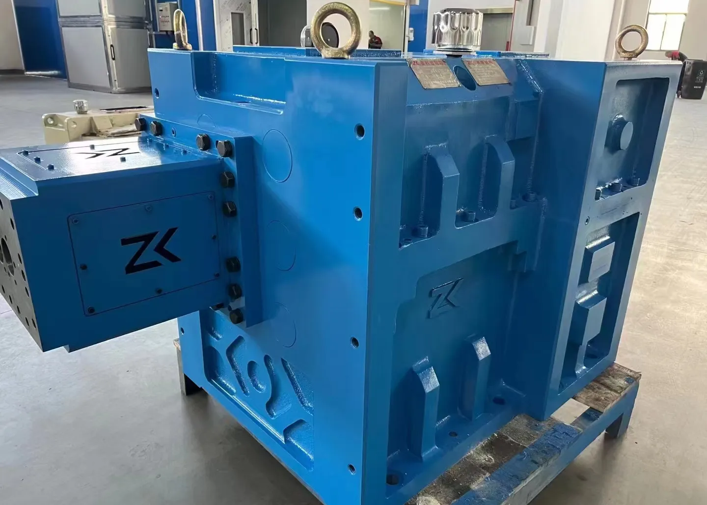 hightorque corotating and counterrotating parallel twinscrew