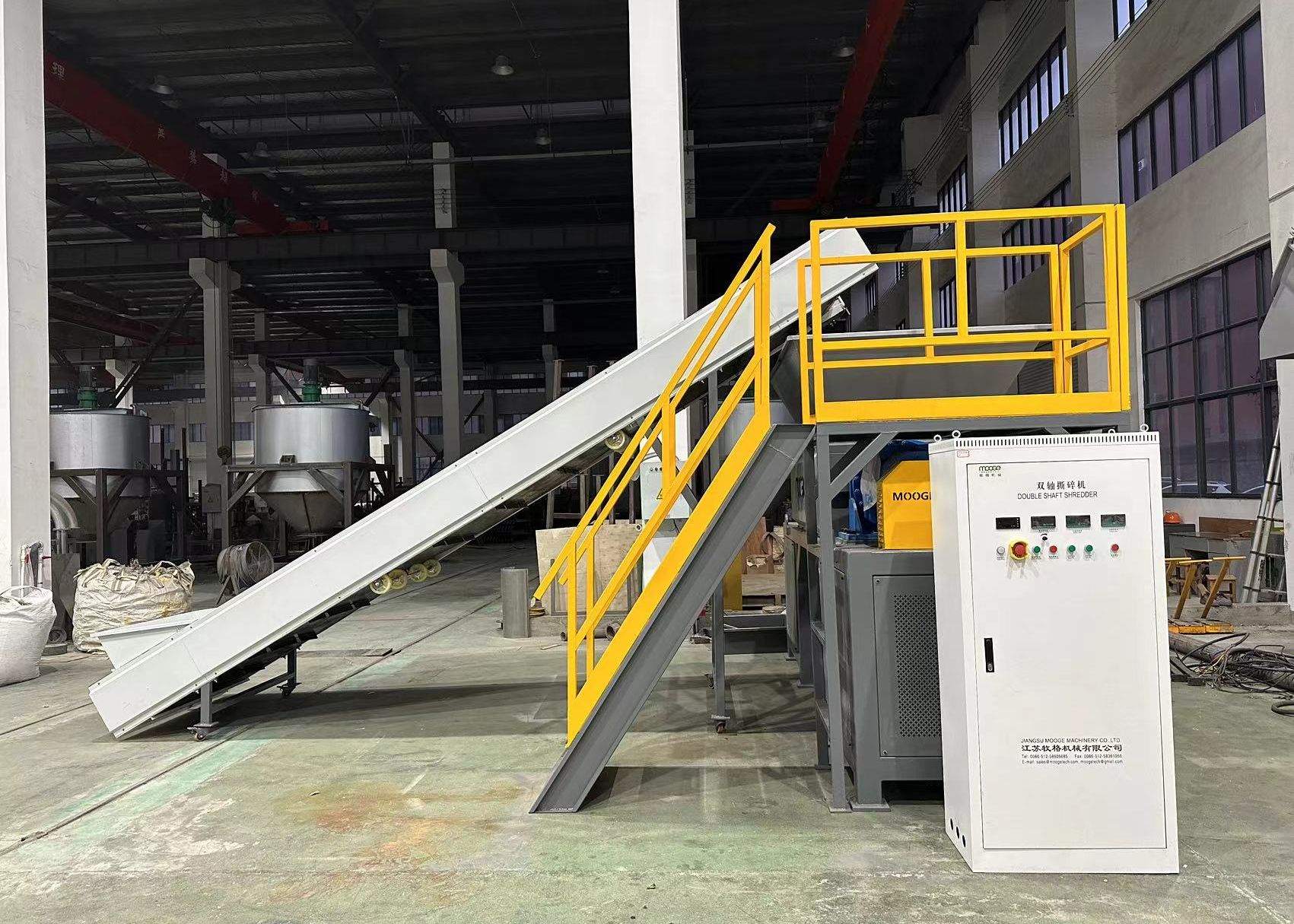 Double shaft shredder machine SliderImage