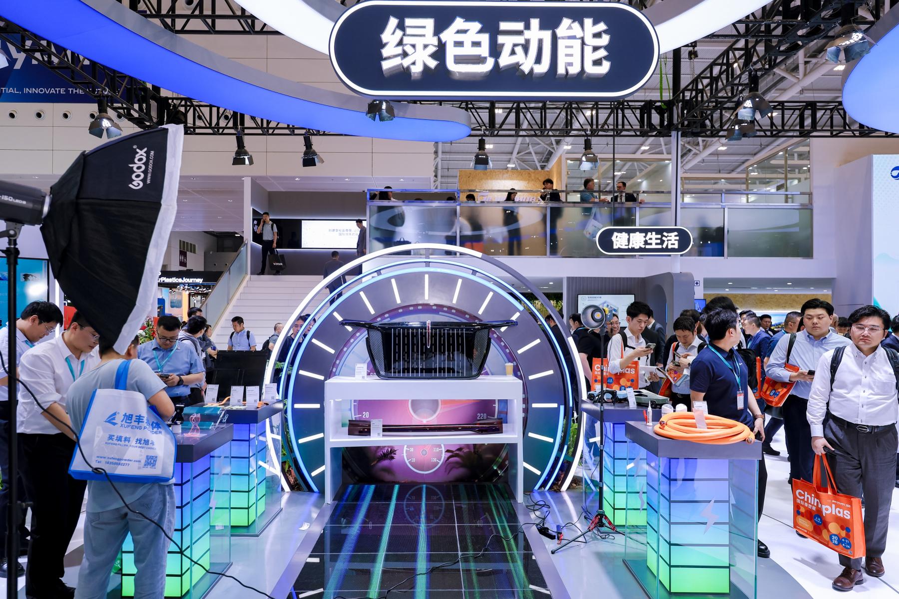 万华化学展台1.jpg
