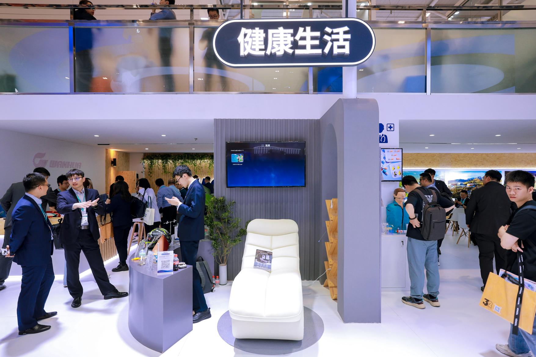 万华化学展台3.jpg