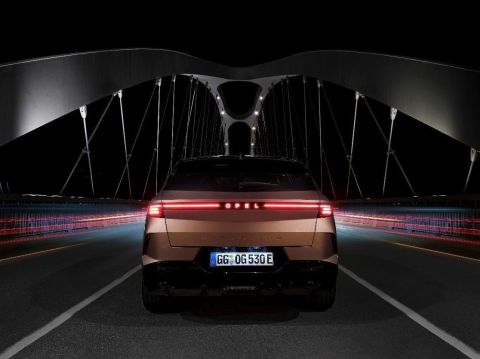 Röhm x OPEL_PLEXIGLAS PMMA on car rear.jpg