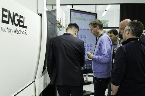 ENGEL_Tech Centre Switzerland visitors.jpg