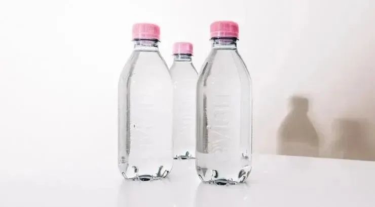 依云矿泉水.jpg