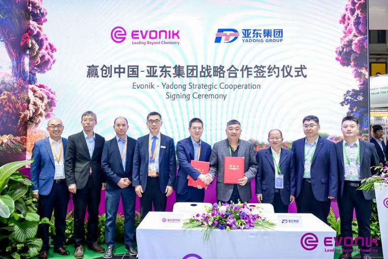 赢创与河北亚东化工集团在第八届中国国际进口博览会上正式签署战略合作备忘录.jpg