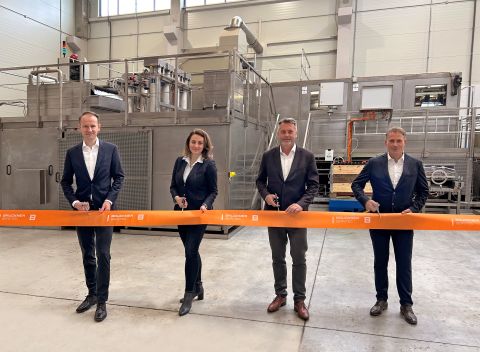 Brückner Servtec_cleaning system for clip and chain refurbishments_opening.jpg