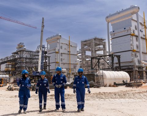 Borouge_4person on site_resize_480.jpg