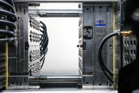 ENGEL_e-mac 130_mold area.jpg