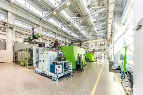 ENGEL_clearmelt-Competence-Center_PUR system testing.jpg