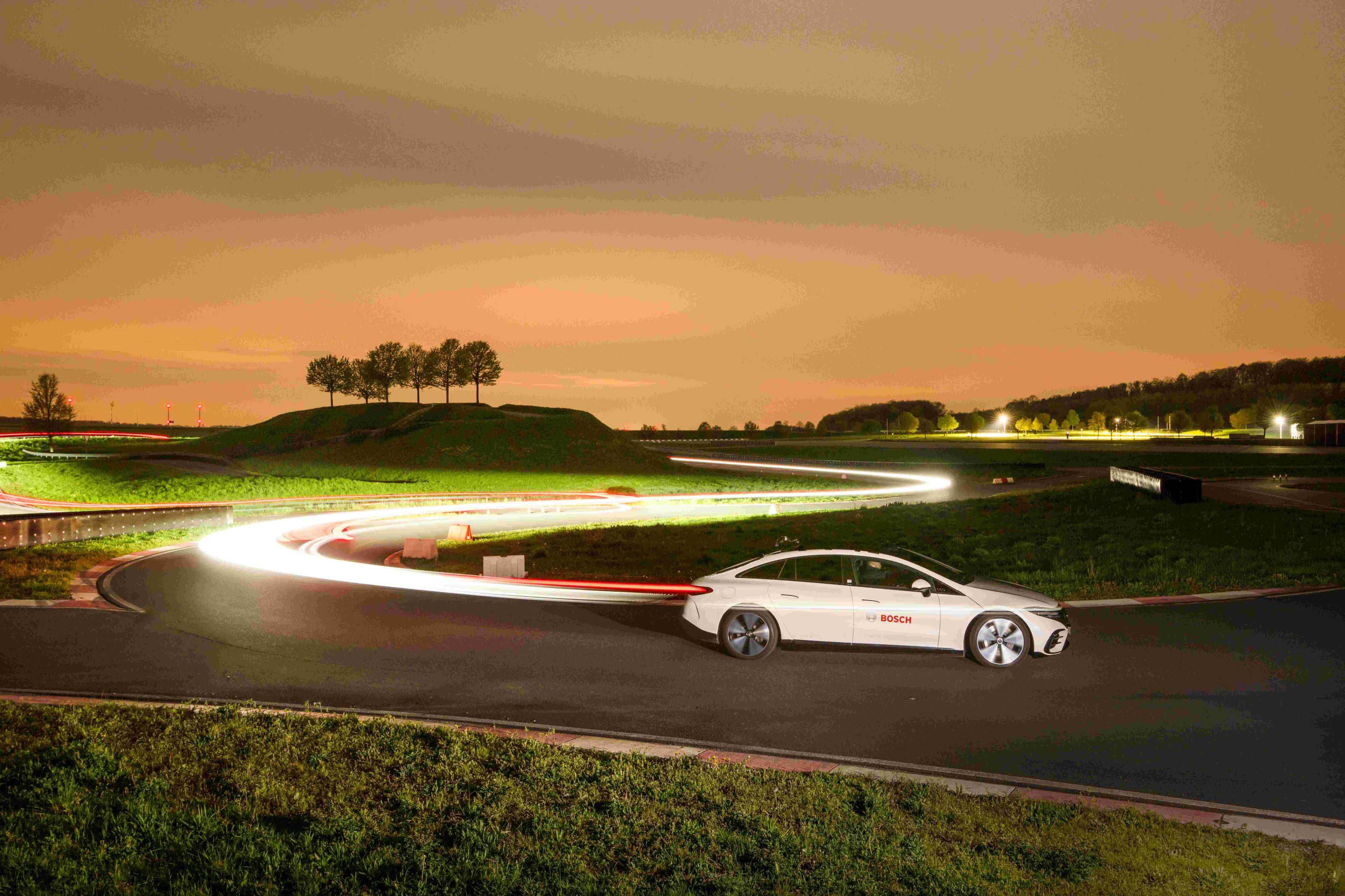 04 车辆运动智控系统（VMM）能显著减轻车辆弯道侧倾以及拥堵路段车辆启停产生的颠簸 Vehicle Motion Management can greatly reduce .jpg