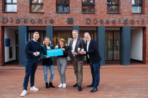 Borealis_reusable cups_handover.jpg