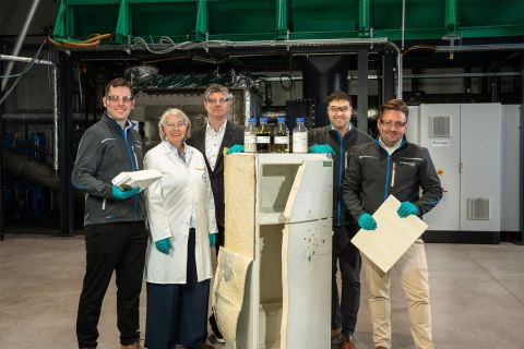 Covestro x UMSICHT_pyrolysis recycling pilot plant_research team.jpg
