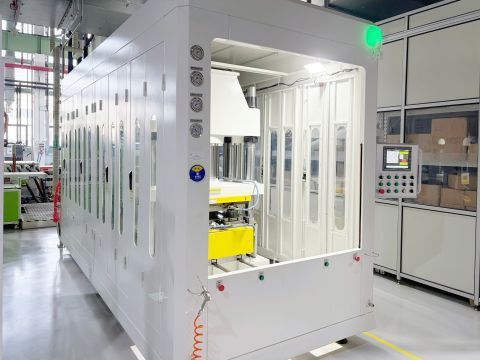 Covestro_Shanghai Specialty Films Technical Center_equipment.jpg