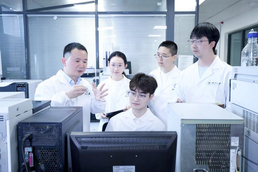 王勇教授团队在实验室研讨.jpg