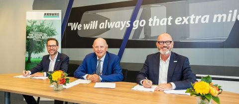 ARBURG x Stork IMM_purchasing agreement signing - 複製.jpg