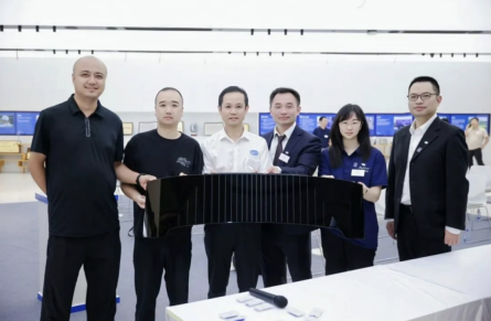 吉利、敏实集团、SABIC、万隆模具四方项目团队的下线仪式合影(图源:SABIC).png