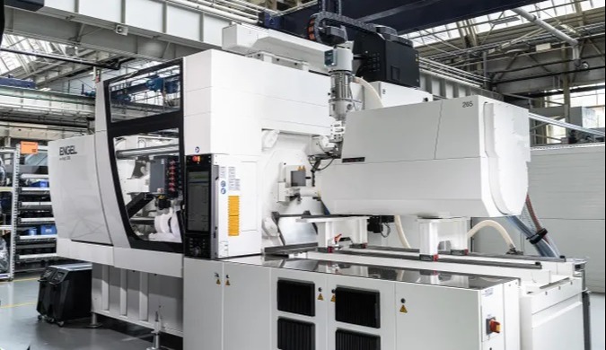 Live demo at Fakuma 2026: ENGEL e-mac for auto-injector component
