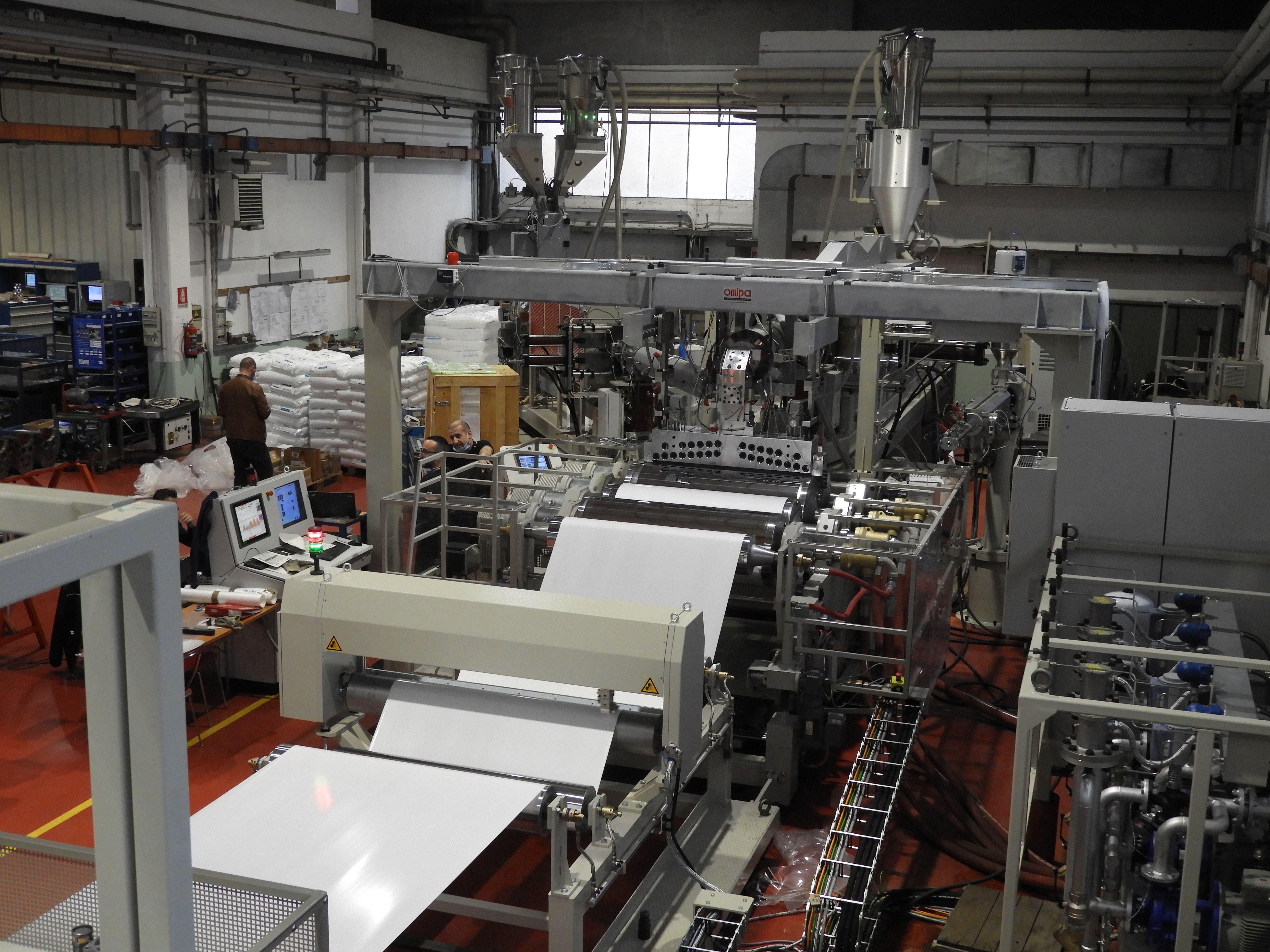 Installation for the co-extrusion of 3-layer foil in PP and PP